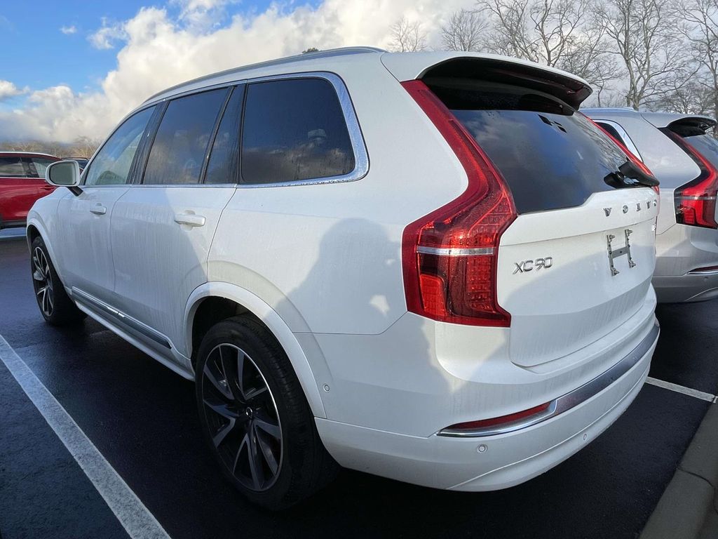 2025 Volvo XC90 B5 Plus photo 2