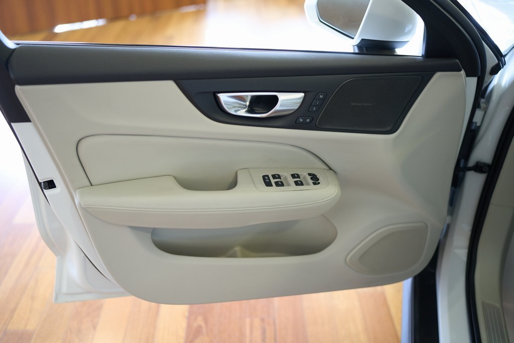 2025 VOLVO V60CC - Image 5