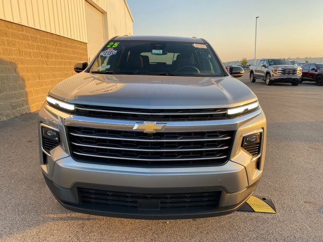 2025 Chevrolet Traverse photo 2