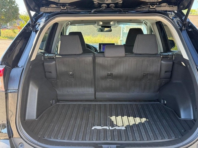 2025 Toyota RAV4 LE photo 9