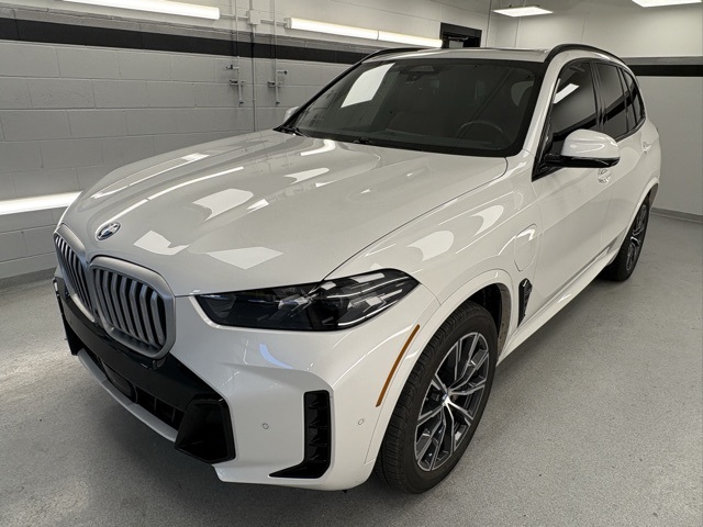2024 BMW X5 50e's photo