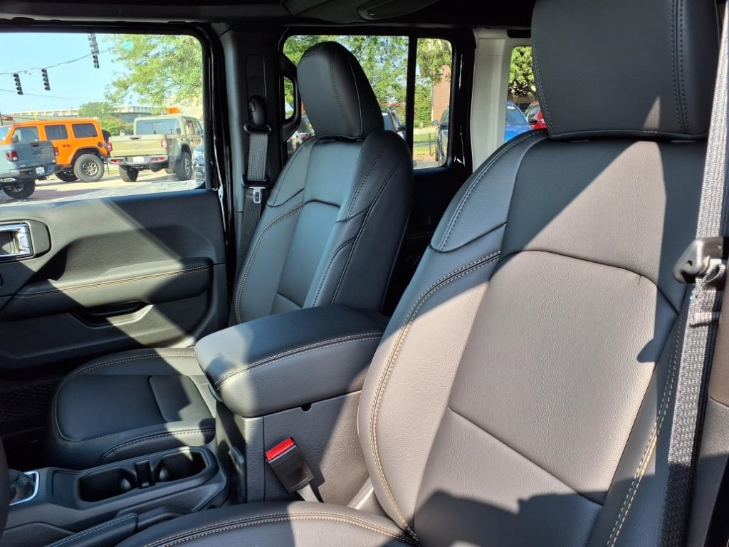 2025 Jeep Wrangler Sahara photo 7