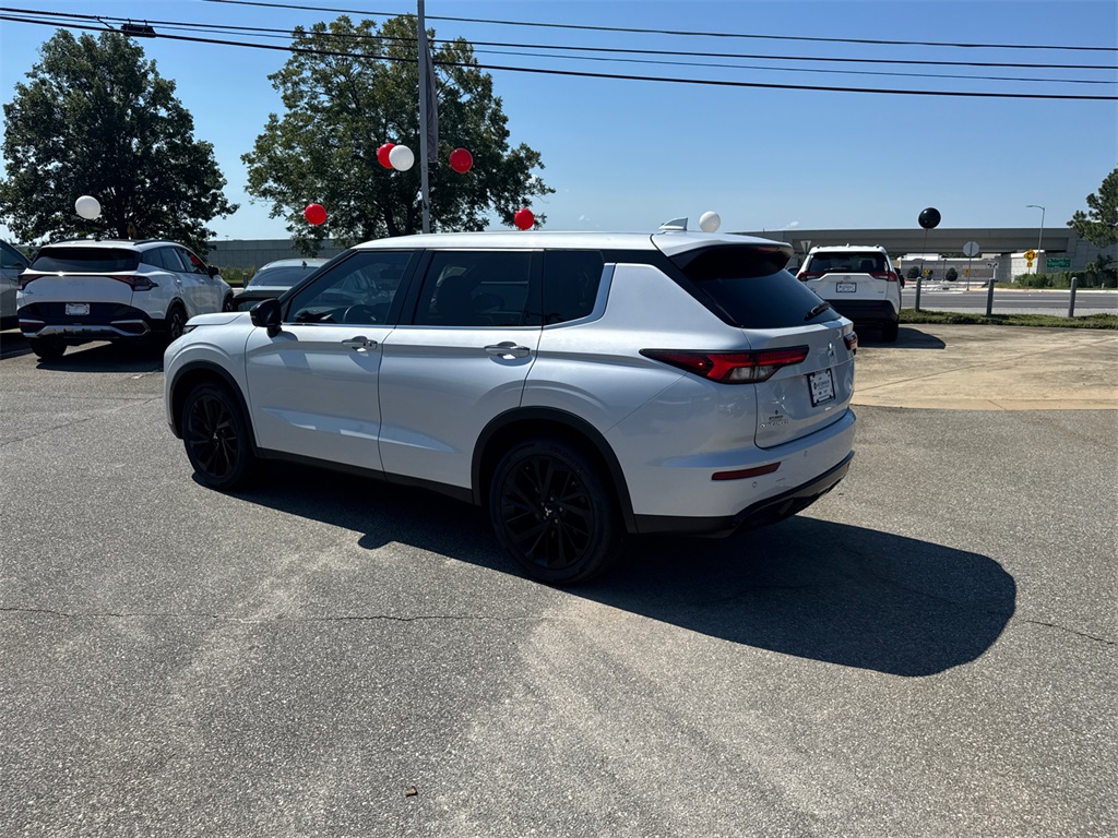 2023 Mitsubishi Outlander SE Black Edition photo 5