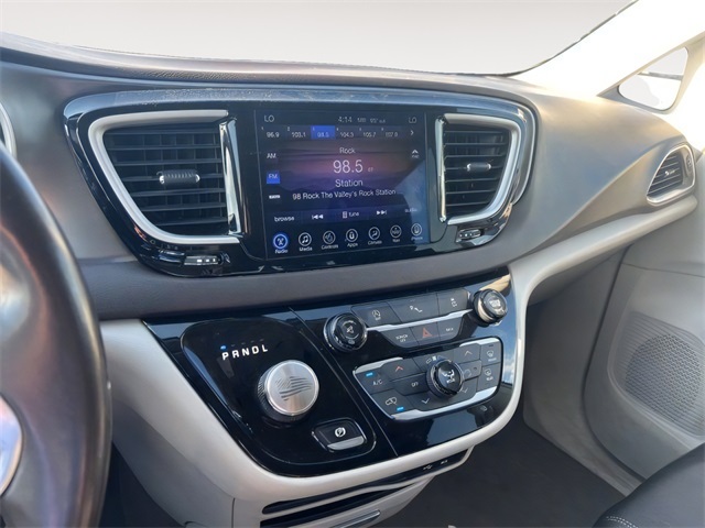 2017 Chrysler Pacifica Touring L photo 12