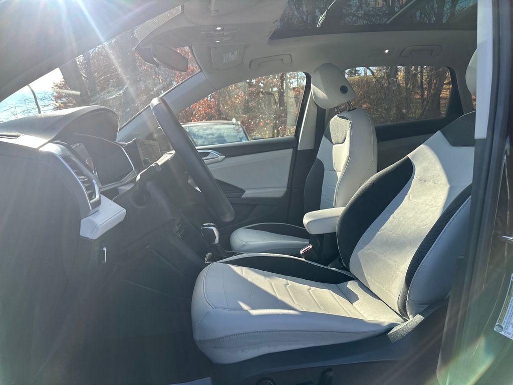 2025 Volkswagen Taos SE photo 3