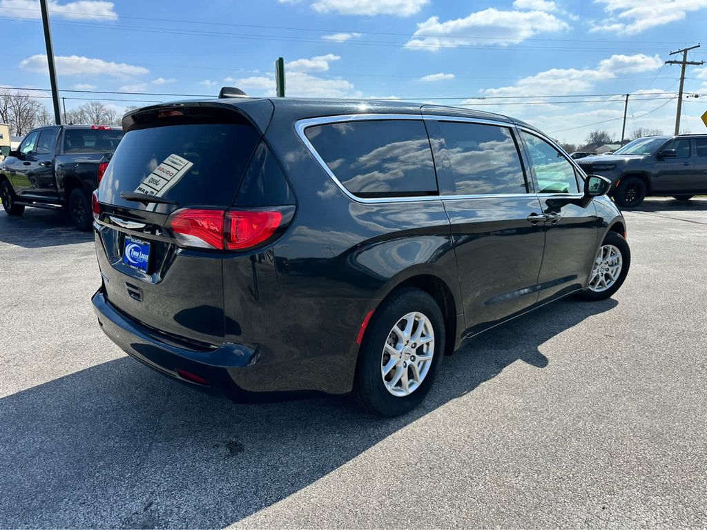 2023 Chrysler Voyager LX photo 6