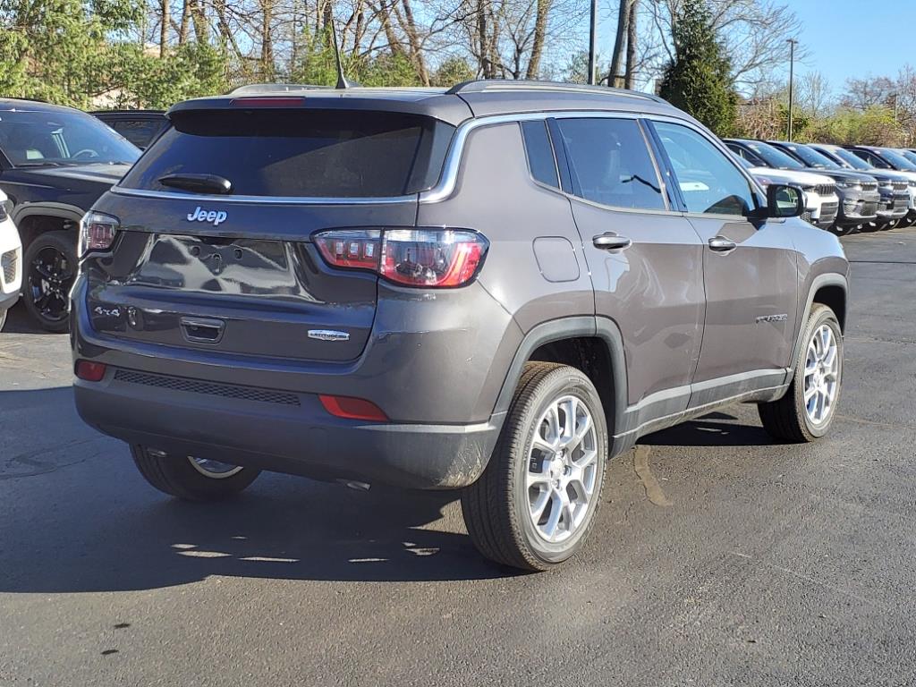 2024 Jeep Compass Latitude Lux photo 6