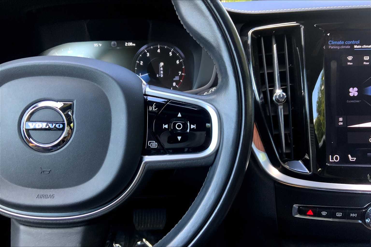 2020 Volvo V60 Cross Country photo 17
