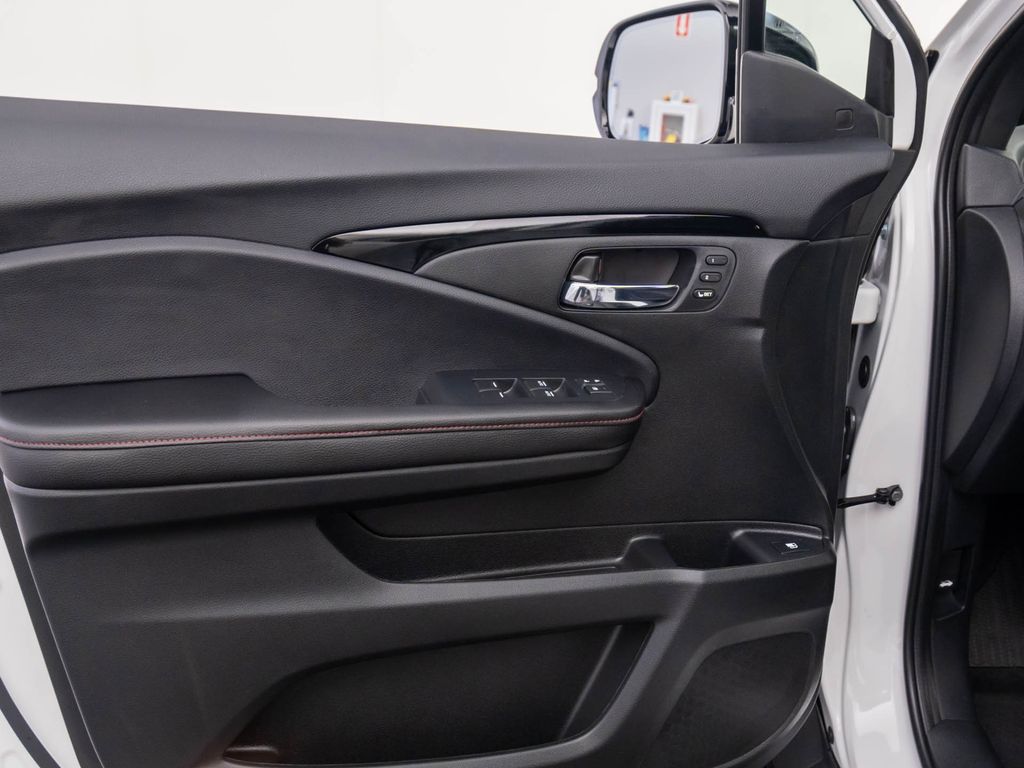 2025 Honda Ridgeline Black Edition photo 11