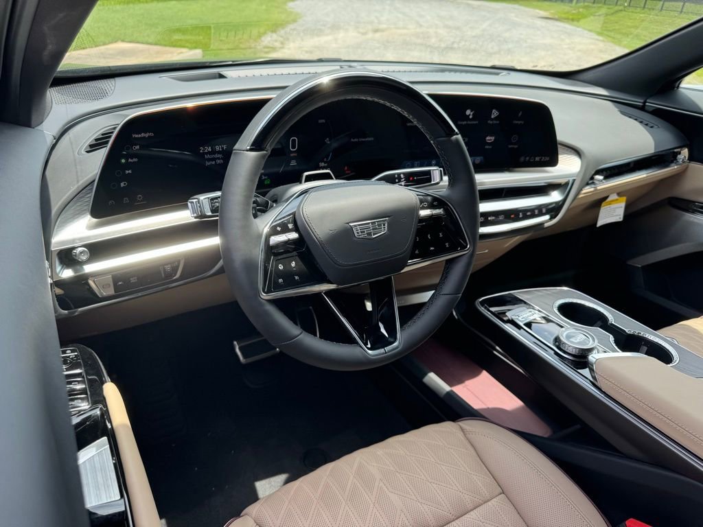 2025 Cadillac Lyriq Luxury photo 3