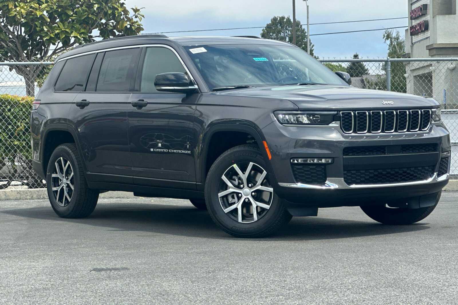 2025 Jeep Grand Cherokee Limited photo 2