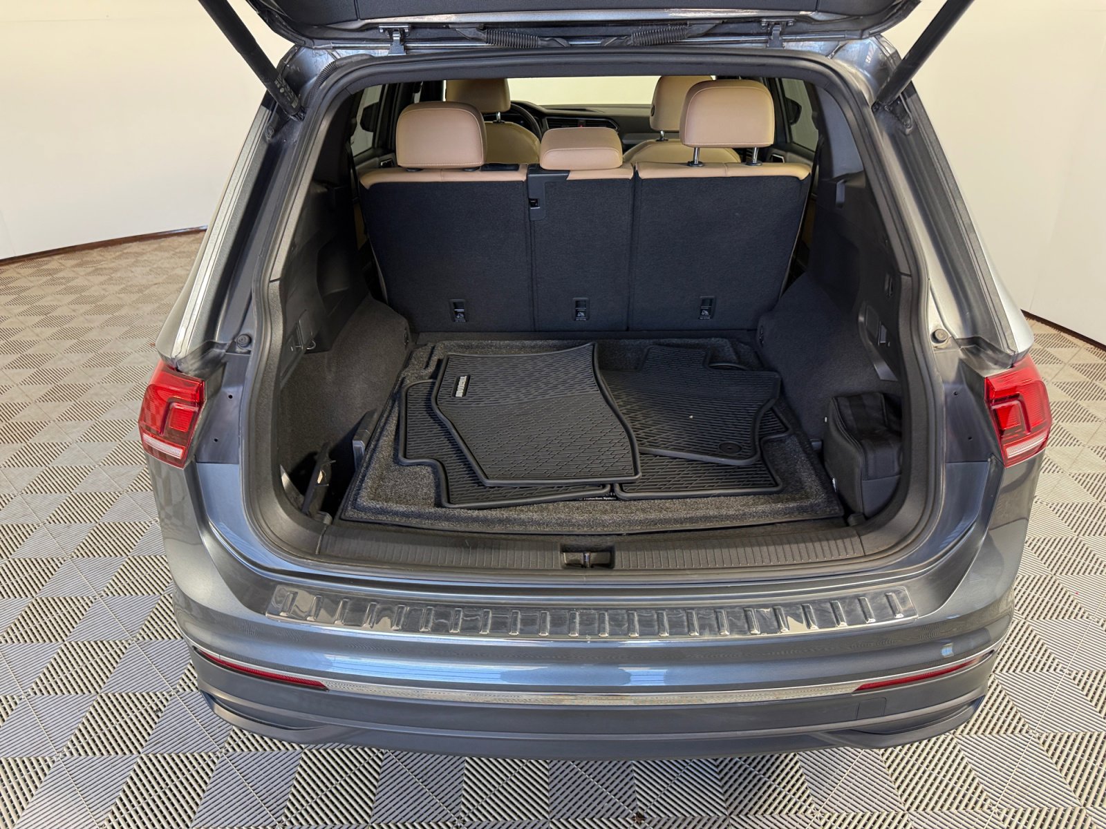 2022 Volkswagen Tiguan SE photo 2