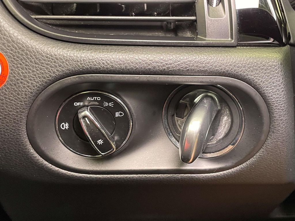 2020 Porsche Macan Base photo 38