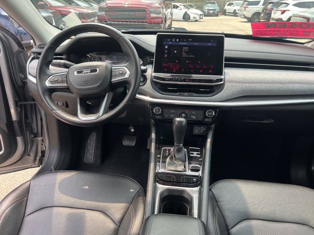 2022 Jeep Compass Latitude Lux photo 16