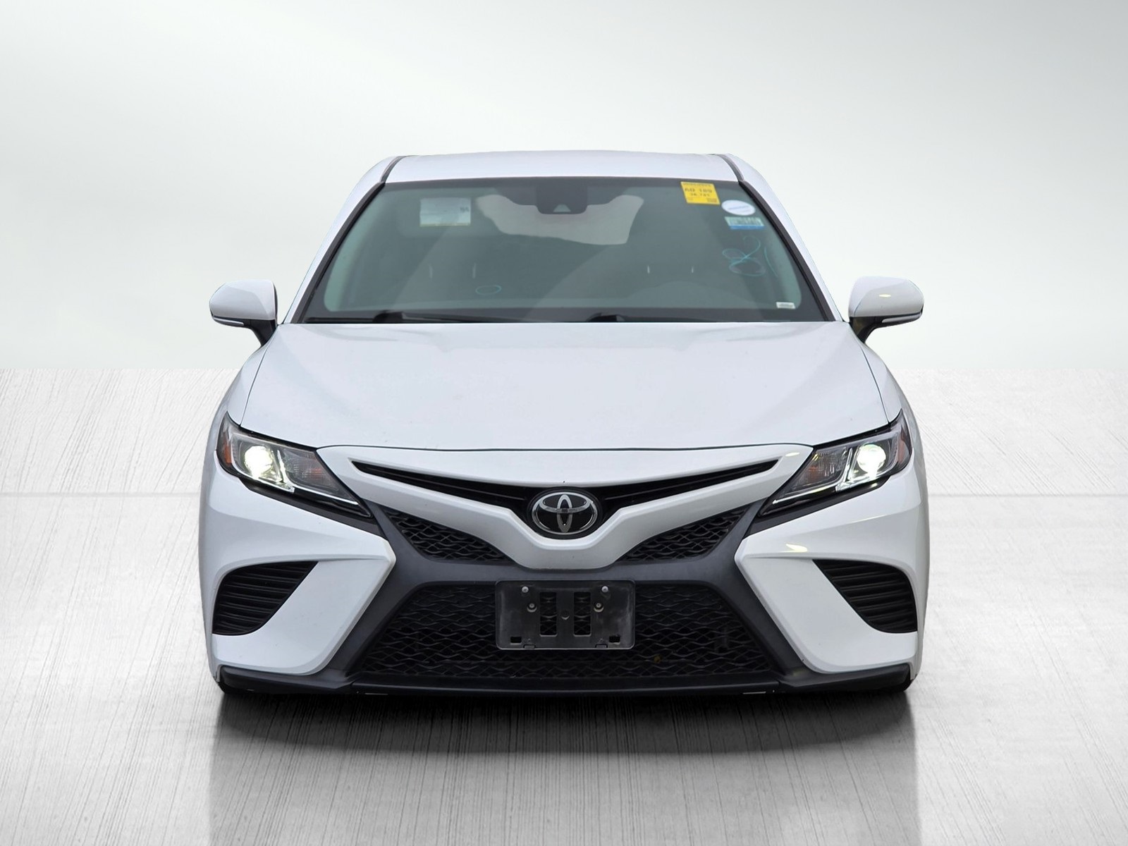 2019 Toyota Camry SE photo 2