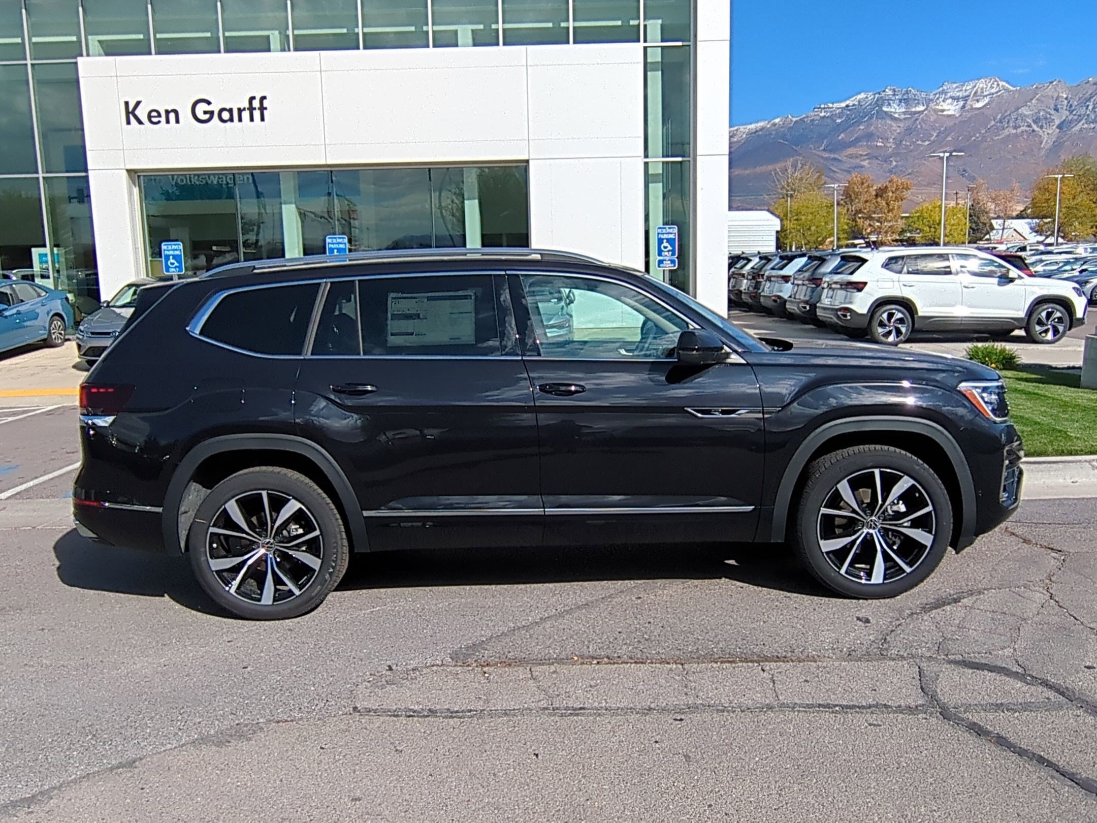 2026 Volkswagen Atlas SEL Premium R-Line photo 2