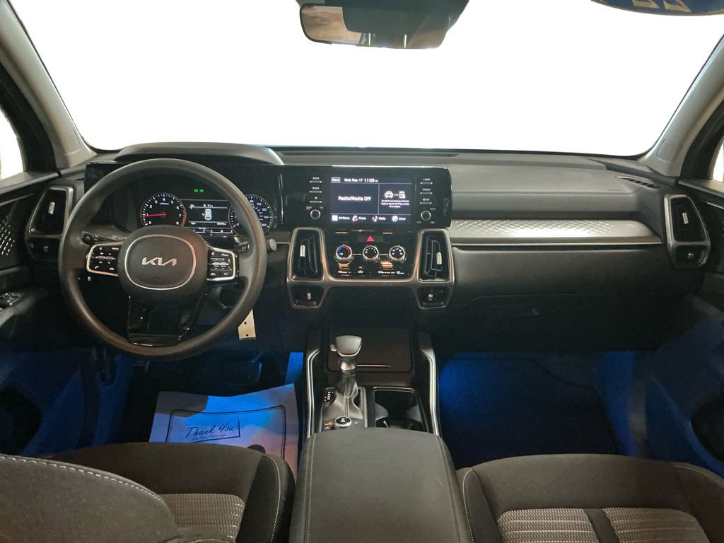 2022 Kia Sorento LX photo 9