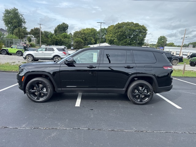 2025 Jeep Grand Cherokee Limited photo 2