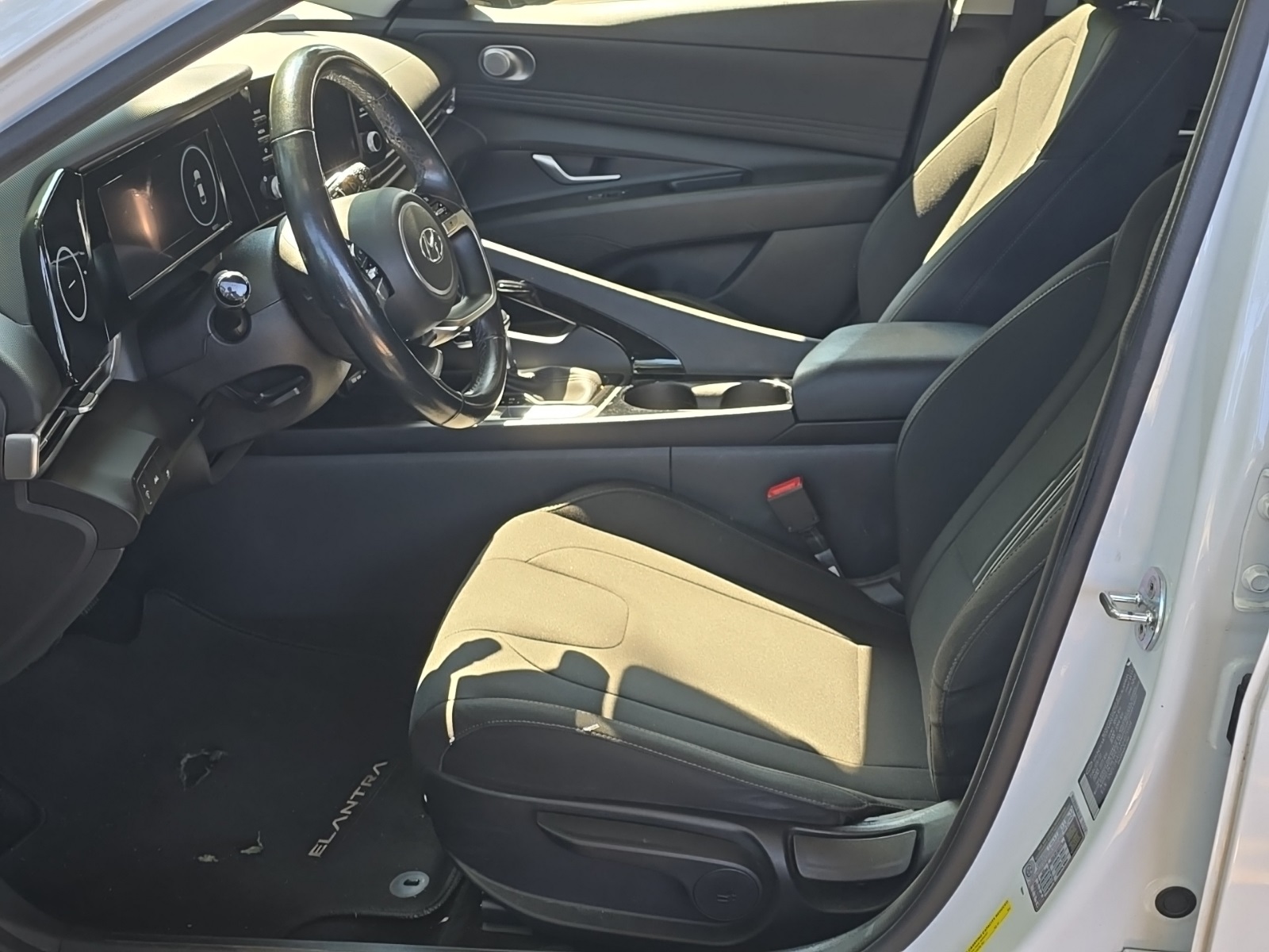 2022 Hyundai Elantra SEL Convenience photo 4