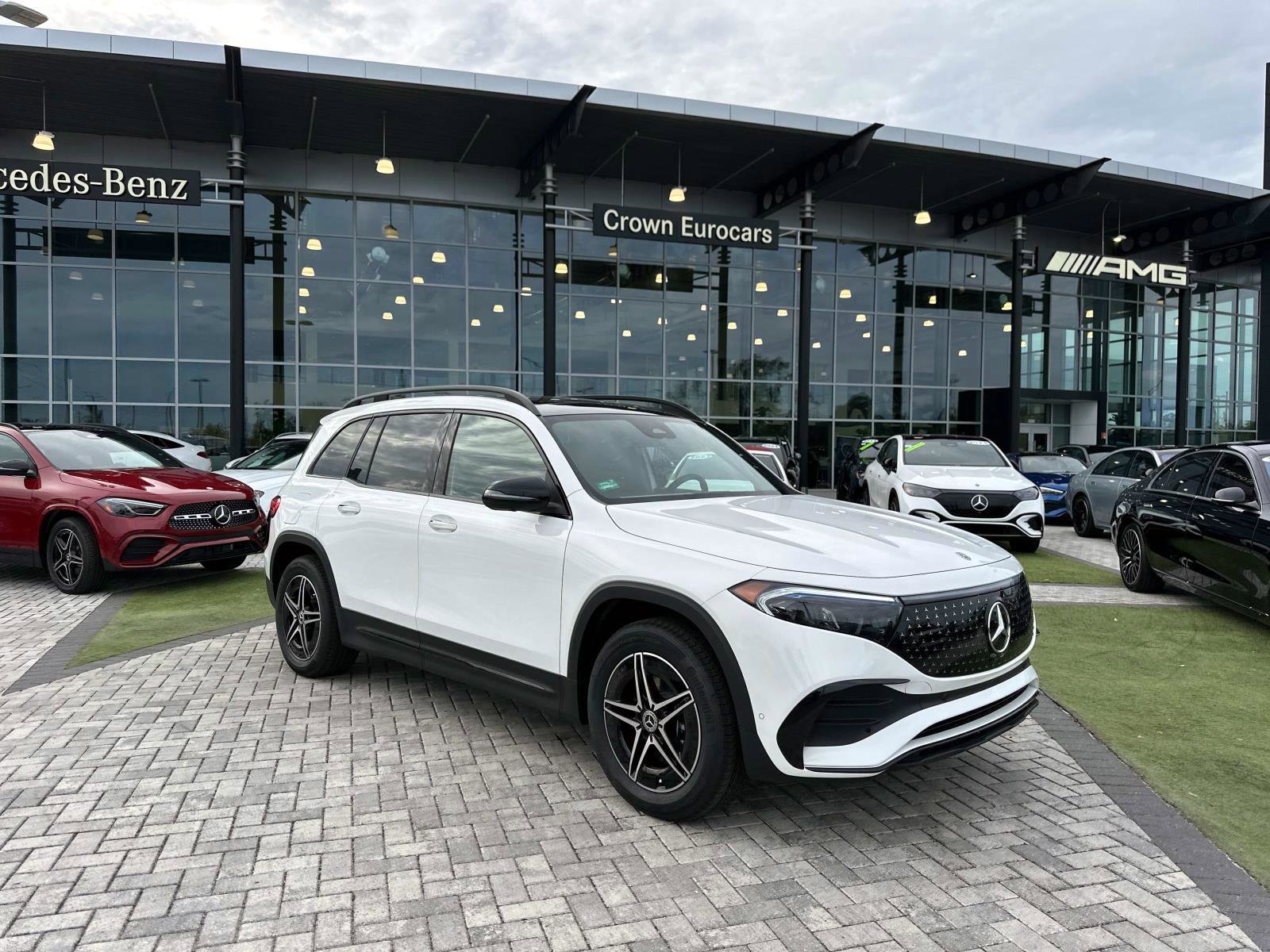 2024 Mercedes Benz EQB 300 4MATIC photo 2