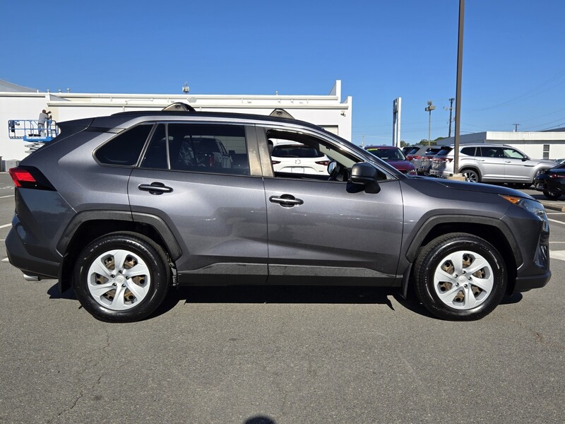 2019 Toyota RAV4 LE photo 2
