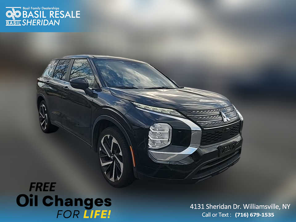 2022 Mitsubishi Outlander ES's photo