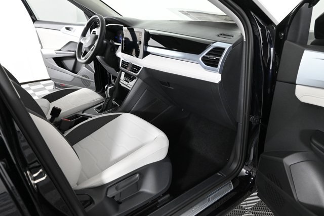 2025 Volkswagen Taos SE photo 4