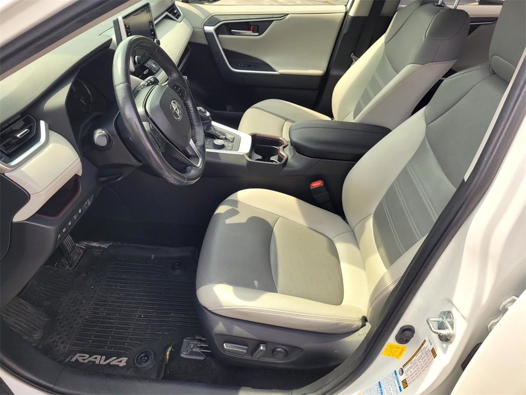 2019 Toyota RAV4 Limited photo 12