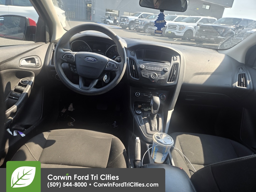 2017 Ford Focus SE photo 2