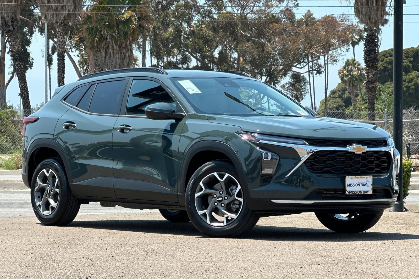 2025 Chevrolet Trax LT photo 2