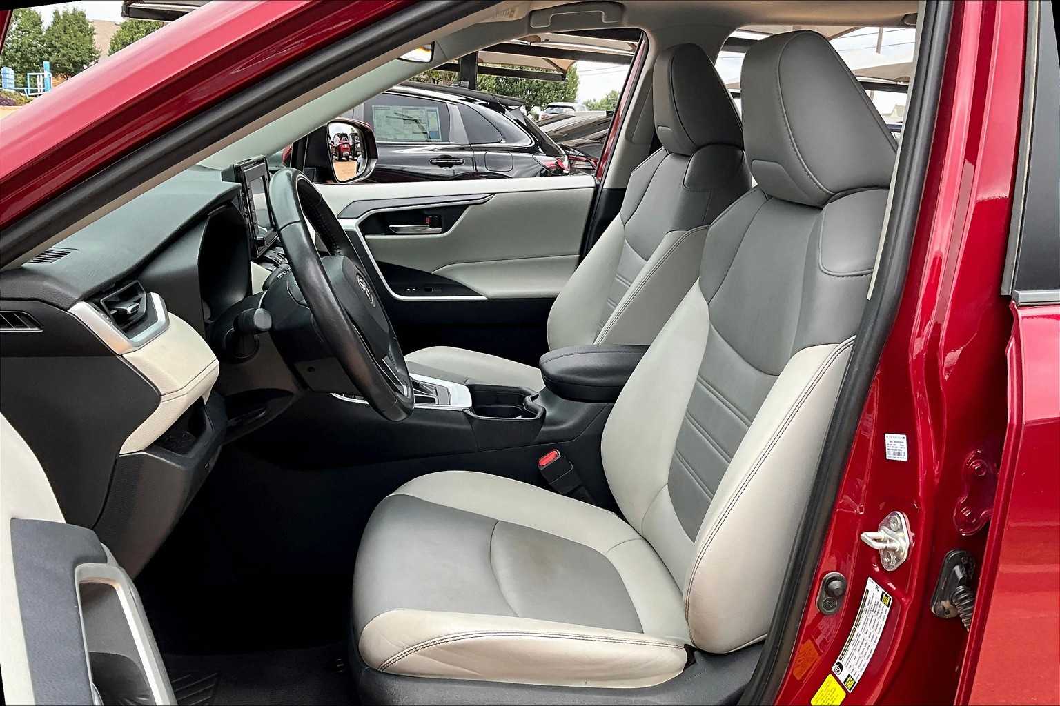 2019 Toyota RAV4 XLE Premium photo 4
