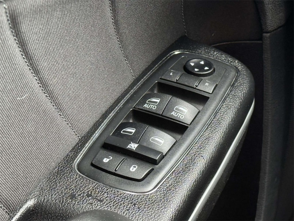 2019 Dodge Charger SXT photo 25