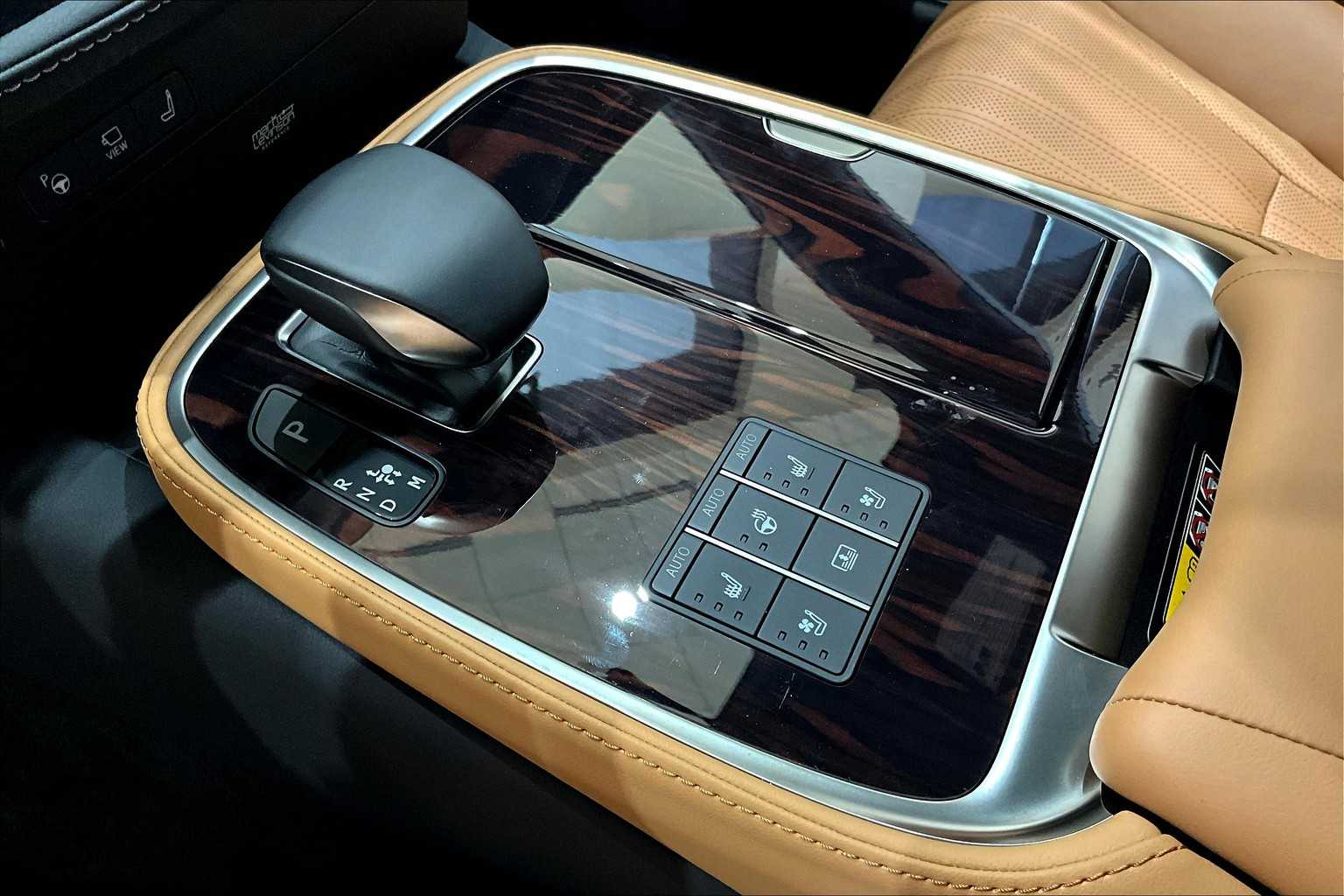 2025 Lexus LS 500 photo 10