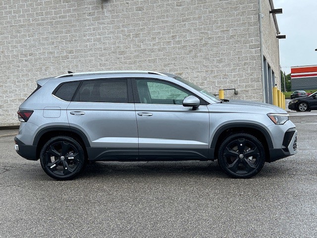 2025 Volkswagen Taos SEL photo 3