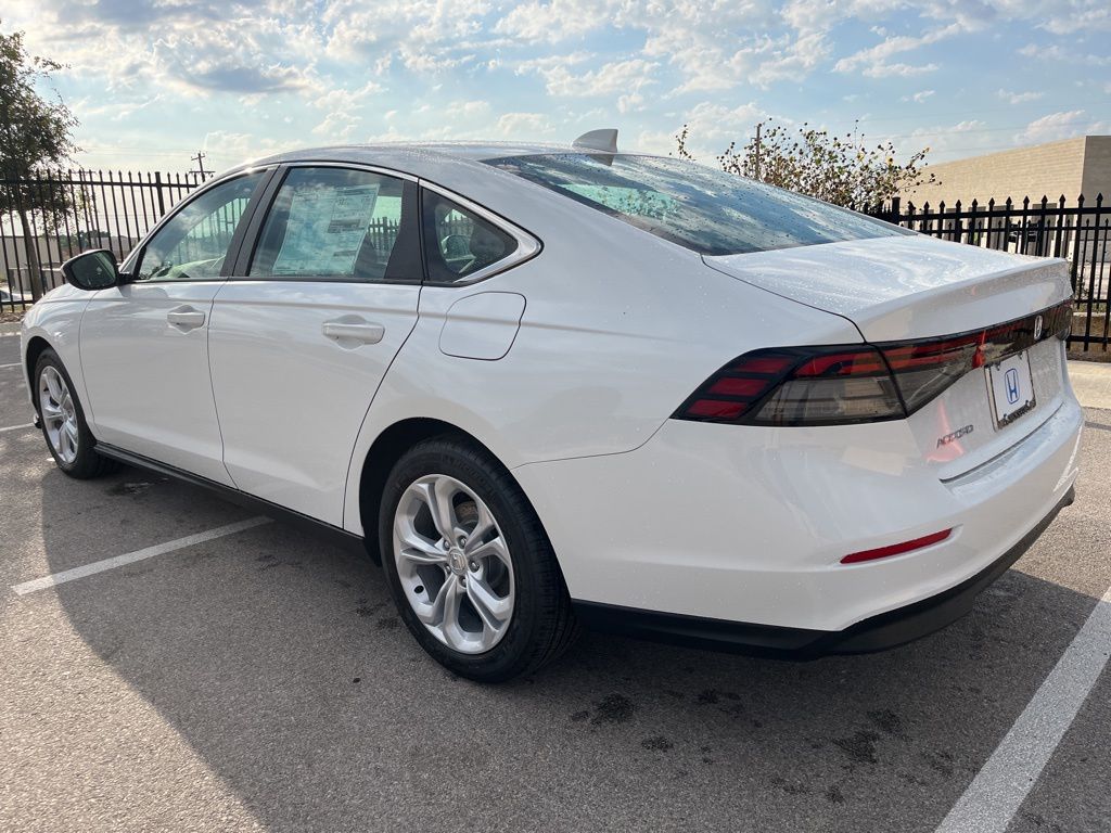 2025 Honda Accord LX photo 4