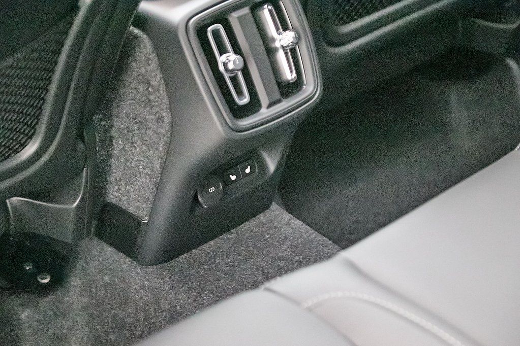 2025 VOLVO XC40 - Image 15