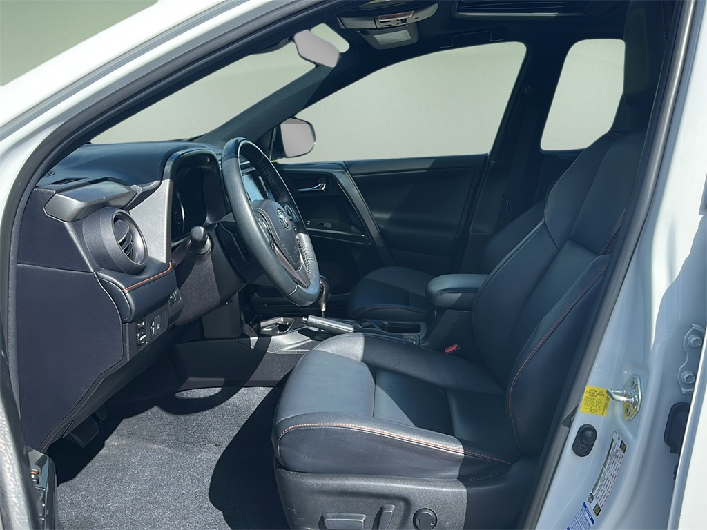 2017 Toyota RAV4 SE photo 8