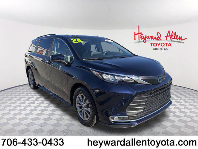 2024 Toyota Sienna XLE's photo