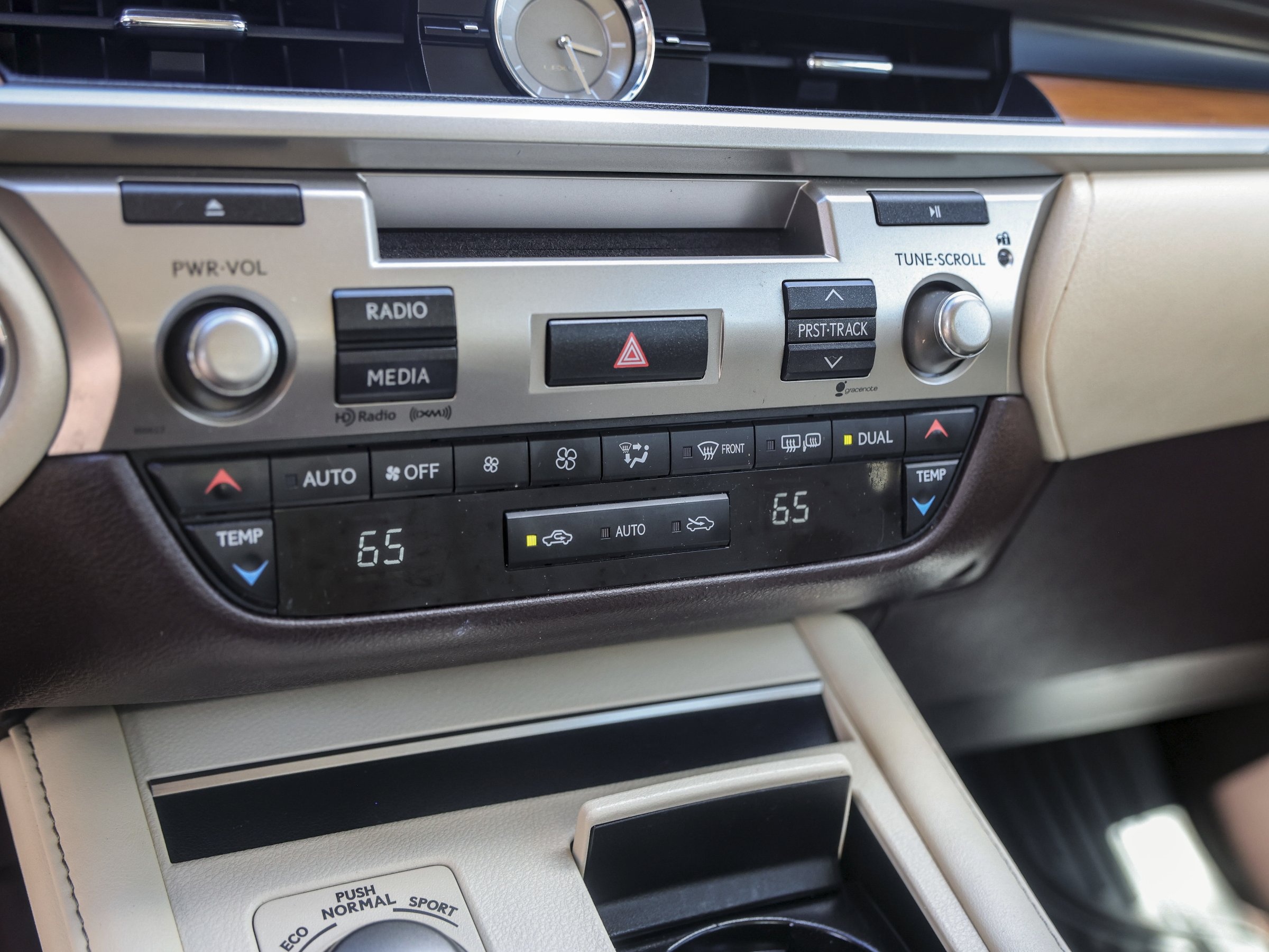2016 Lexus ES 300h photo 18