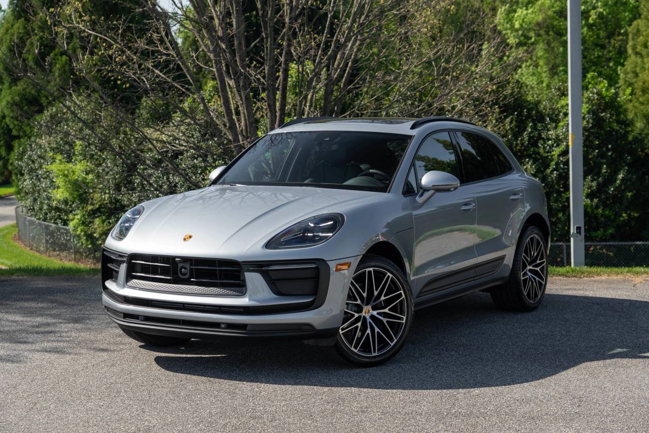 2025 Porsche Macan Base's photo