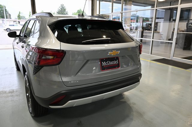 2025 Chevrolet Trax LT photo 6