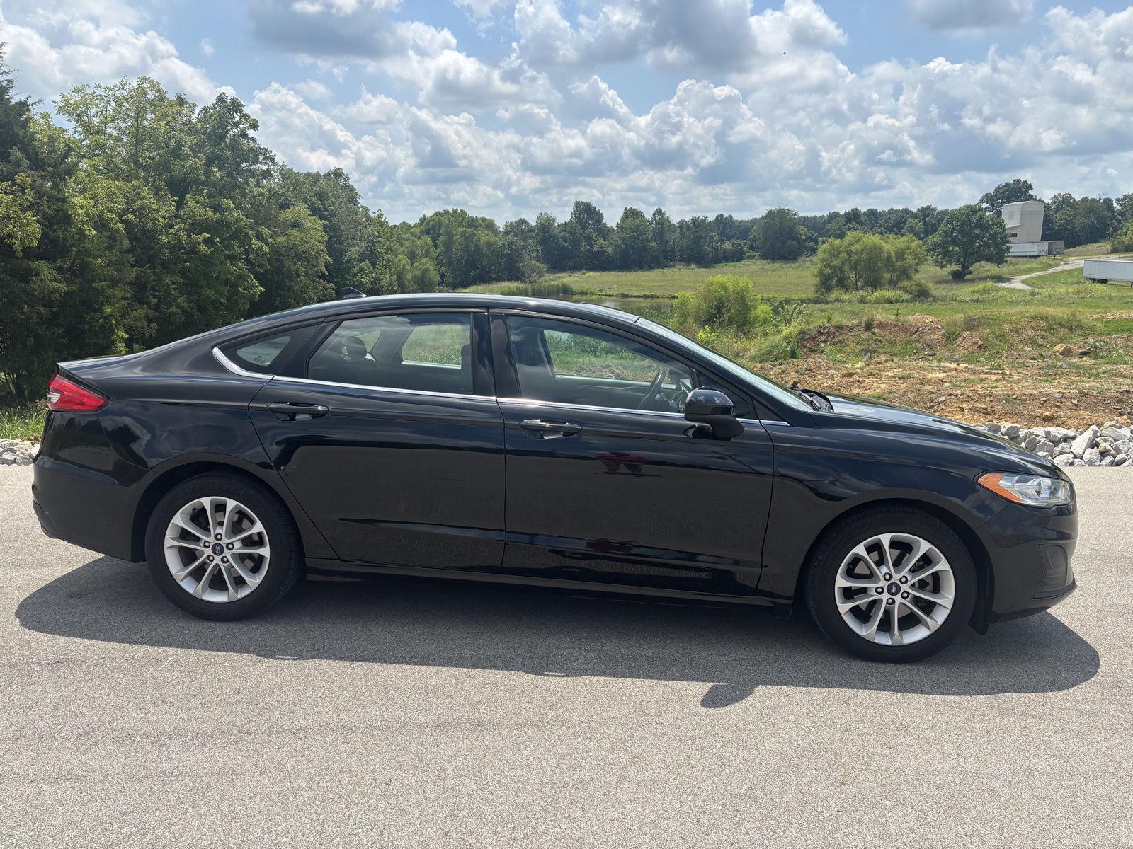 2020 Ford Fusion SE photo 2