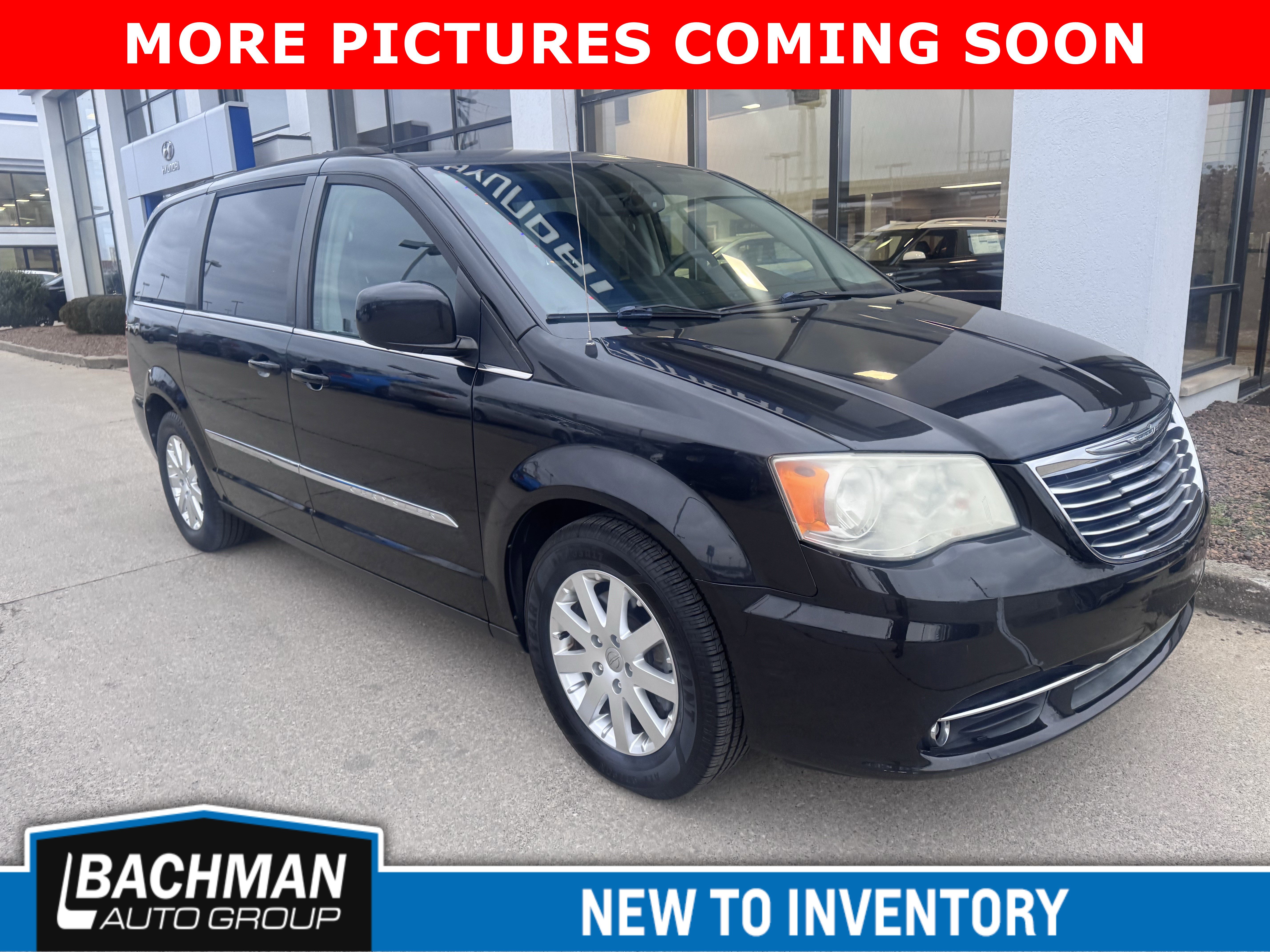 2013 Chrysler Town & Country Touring's photo