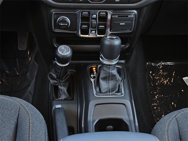 2025 Jeep Wrangler Sahara photo 15