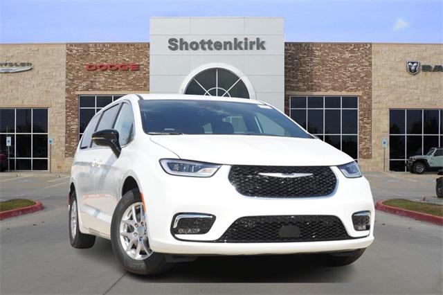 2026 Chrysler Pacifica Select's photo