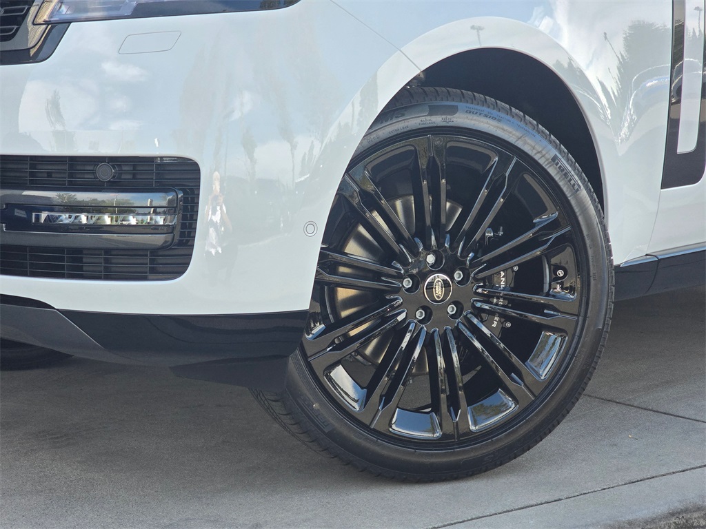 2025 Land Rover Range Rover SE photo 2