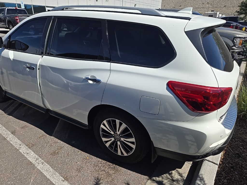 2020 Nissan Pathfinder SV photo 3