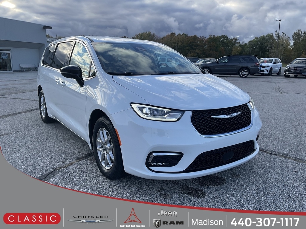 2024 Chrysler Pacifica Touring L's photo