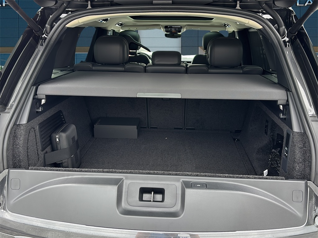 2025 Land Rover Range Rover SE photo 4