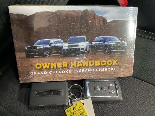 2025 Jeep Grand Cherokee Laredo photo 16